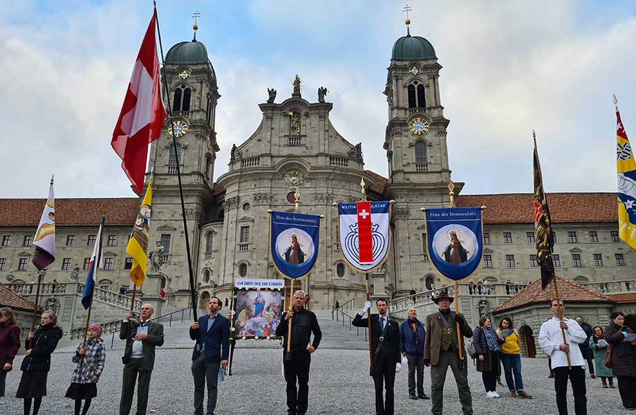 Fahnenträger vor dem Kloster Einsiedeln