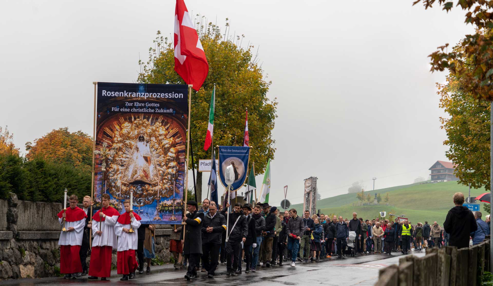 Rosenkranzprozession an einem regnerischen Tag in Einsiedeln