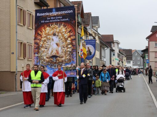 BS5A4978-web-min Rosenkranzprozessionsteilnehmer ziehen durch die Straßen von Einsiedeln