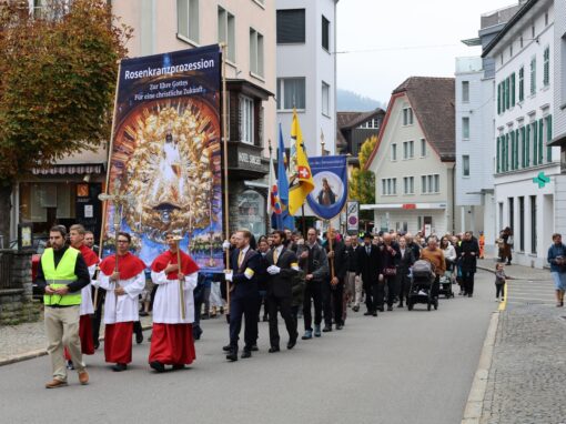 BS5A4994-web-min Rosenkranzprozessionsteilnehmer ziehen durch die Straßen von Einsiedeln