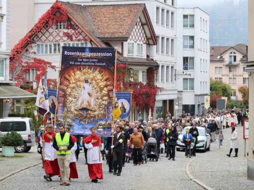 BS5A5002-web-min Rosenkranzprozessionsteilnehmer ziehen durch die Straßen von Einsiedeln