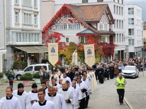 BS5A5006-web-min Rosenkranzprozessionsteilnehmer ziehen durch die Straßen von Einsiedeln