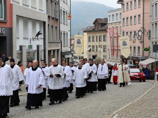 BS5A5011-web-min Rosenkranzprozessionsteilnehmer ziehen durch die Straßen von Einsiedeln
