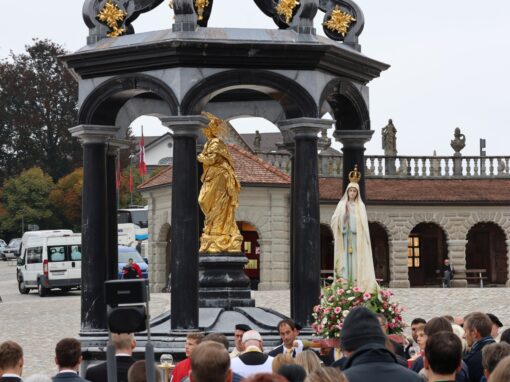 BS5A5034-web-min Prozessionsteilnehmer mit Mutergottesstatue am Platz vor dem Kloster Einsiedeln vor Gedenkstatue