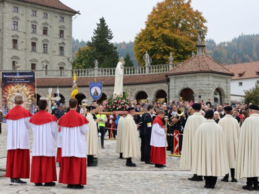 BS5A5042-web-min Prozessionsteilnehmer am Platz vor dem Kloster Einsiedeln