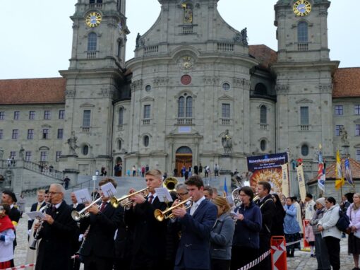 DSCF5415-web Blasmusikchor vor dem Kloster Einsiedeln
