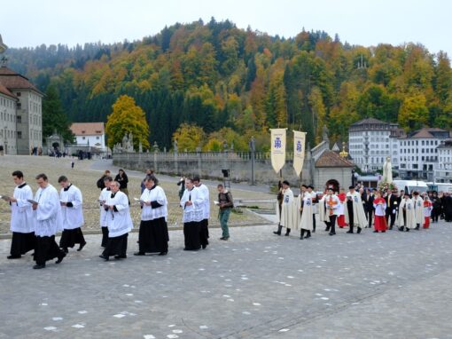 DSCF5439-web Rosenkranzprozessionsteilnehmer ziehen durch die Straßen von Einsiedeln, vorbei am Kloster Einsiedeln