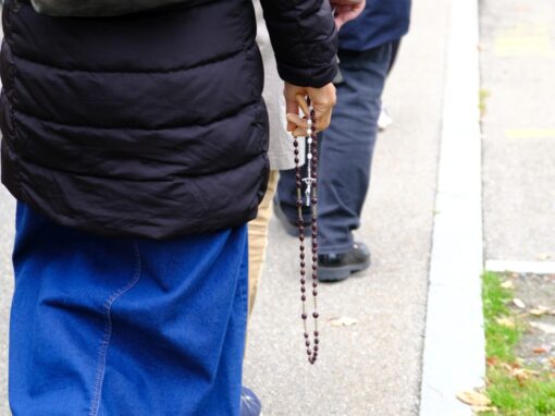 DSCF5478-web-min Rosenkranzprozessionsteilnehmer ziehen durch die Straßen von Einsiedeln