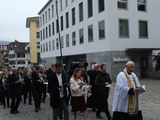 DSCF5587-web-min Rosenkranzprozessionsteilnehmer ziehen durch die Straßen von Einsiedeln