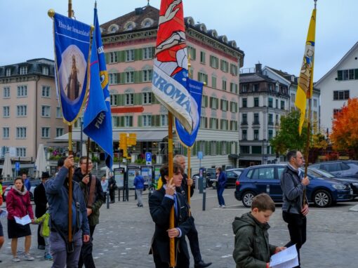 Prozession (1 von 33)-web-min Rosenkranzprozessionsteilnehmer ziehen durch die Straßen von Einsiedeln mit Marienfahnen