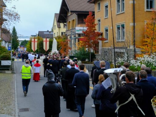 Prozession (10 von 33)-web-min Rosenkranzprozessionsteilnehmer ziehen durch die Straßen von Einsiedeln