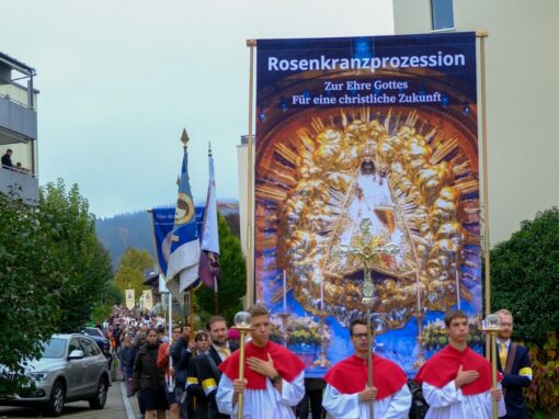 Prozession (12 von 33)-web-min Rosenkranzprozessionsteilnehmer ziehen durch die Straßen von Einsiedeln mit großer Marienfahne