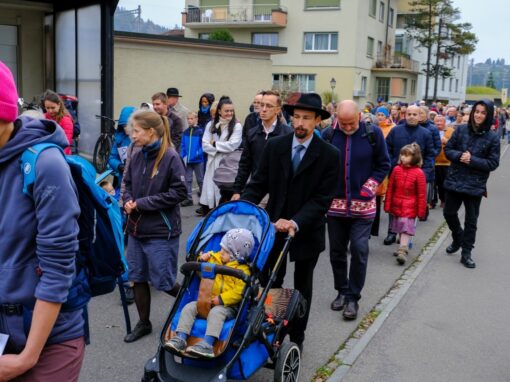Prozession (15 von 33)-web-min Rosenkranzprozessionsteilnehmer ziehen durch die Straßen von Einsiedeln