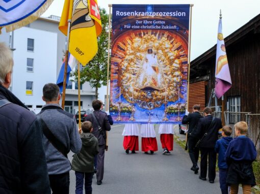 Prozession (16 von 33)-web-min Rosenkranzprozessionsteilnehmer ziehen durch die Straßen von Einsiedeln