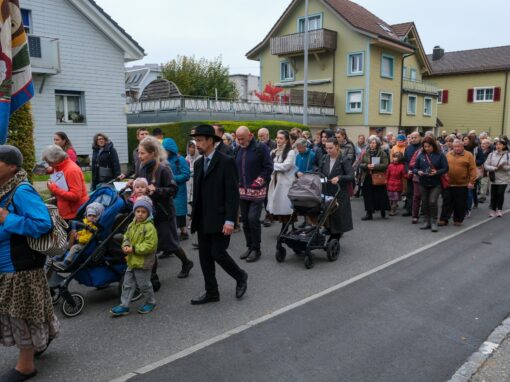 Prozession (17 von 33)-web-min Rosenkranzprozessionsteilnehmer ziehen durch die Straßen von Einsiedeln