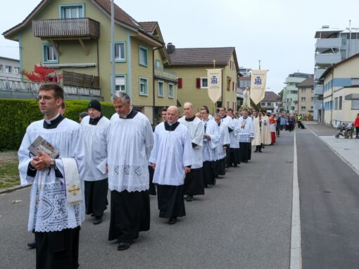 Prozession (18 von 33)-web-min Rosenkranzprozessionsteilnehmer ziehen durch die Straßen von Einsiedeln
