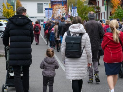 Prozession (19 von 33)-web-min Rosenkranzprozessionsteilnehmer ziehen durch die Straßen von Einsiedeln