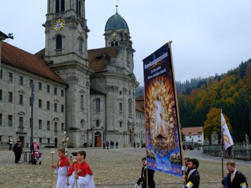 Prozession (2 von 33)-web-min Rosenkranzprozessionsteilnehmer ziehen durch die Straßen von Einsiedeln mit großer Marienfahne