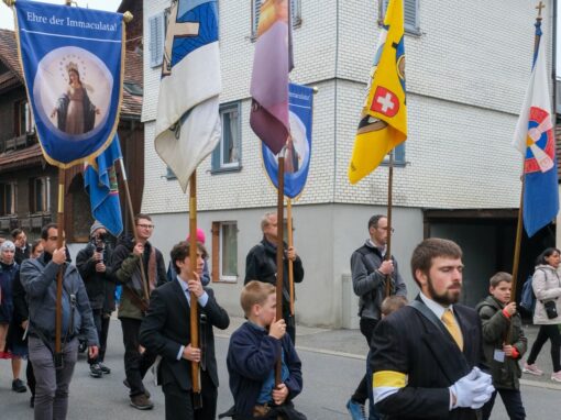 Prozession (22 von 33)-web-min Rosenkranzprozessionsteilnehmer ziehen durch die Straßen von Einsiedeln