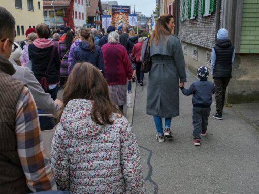 Prozession (23 von 33)-web-min Rosenkranzprozessionsteilnehmer ziehen durch die Straßen von Einsiedeln