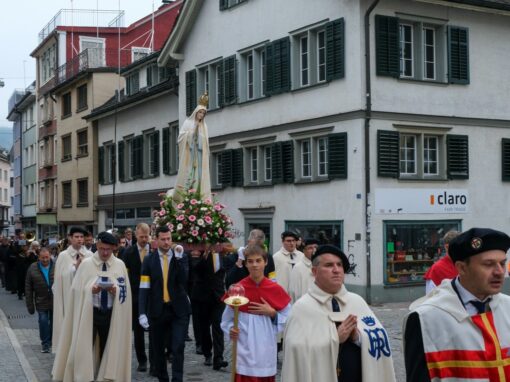Prozession (25 von 33)-web-min Rosenkranzprozessionsteilnehmer ziehen durch die Straßen von Einsiedeln
