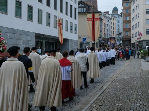 Prozession (26 von 33)-web-min Rosenkranzprozessionsteilnehmer ziehen durch die Straßen von Einsiedeln