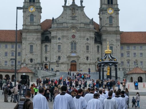 Prozession (27 von 33)-web-min Prozessionsteilnehmer vor dem Kloster Einsiedeln