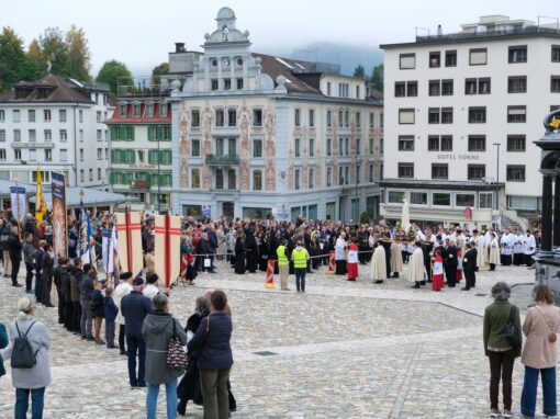 Prozession (29 von 33)-web-min Prozessionsteilnehmer vor dem Kloster Einsiedeln