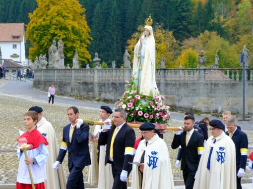 Prozession (3 von 33)-web-min Rosenkranzprozessionsteilnehmer ziehen durch die Straßen von Einsiedeln mit Muttergottestatue