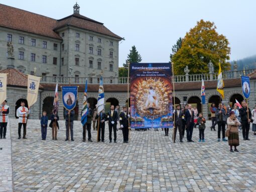 Prozession (30 von 33)-web-min Prozessionsteilnehmer vor dem Kloster Einsiedeln