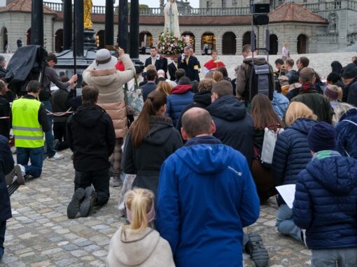 Prozession (32 von 33)-web-min Prozessionsteilnehmer knien vor dem Kloster beim Gebet