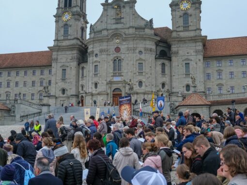 Prozession (33 von 33)-web-min Prozessionsteilnehmer vor dem Kloster Einsiedeln