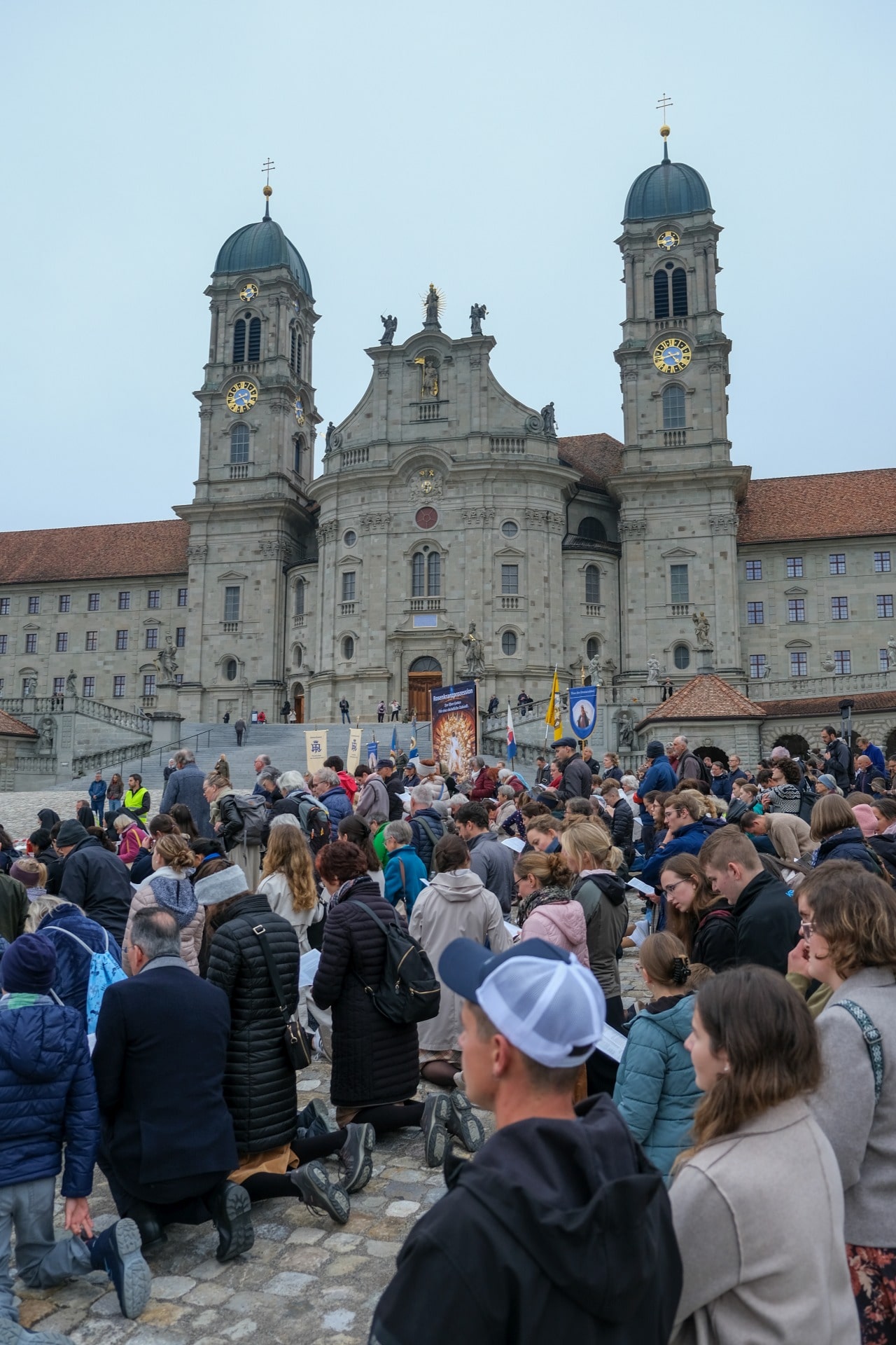 Prozession (33 von 33)-web-min Prozessionsteilnehmer vor dem Kloster Einsiedeln