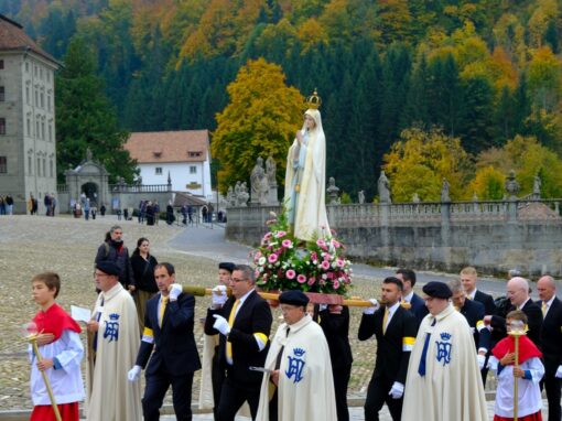 Prozession (4 von 33)-web-min Rosenkranzprozessionsteilnehmer ziehen durch die Straßen von Einsiedeln mit Muttergottestatue