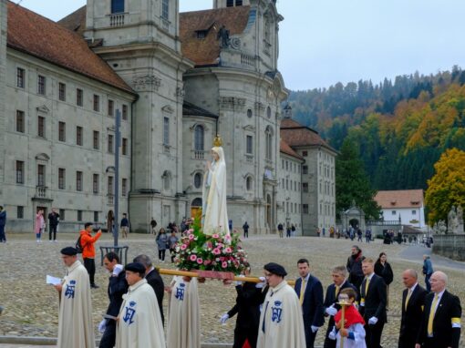 Prozession (5 von 33)-web-min Rosenkranzprozessionsteilnehmer ziehen vorbei am Kloster Einsiedeln mit Muttergottestatue