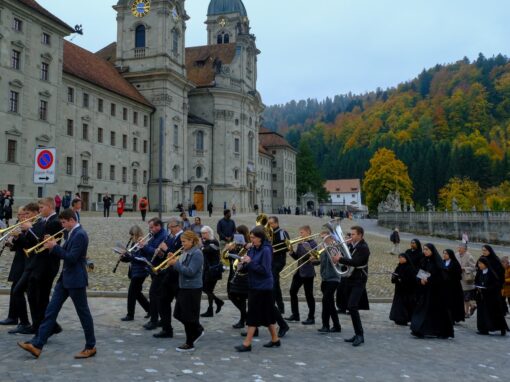 Prozession (6 von 33)-web-min Rosenkranzprozessionsteilnehmer ziehen vorbei am Kloster Einsiedeln