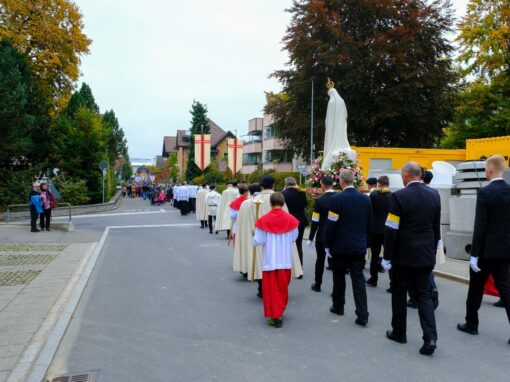 Prozession (7 von 33)-web-min Rosenkranzprozessionsteilnehmer ziehen durch die Straßen von Einsiedeln