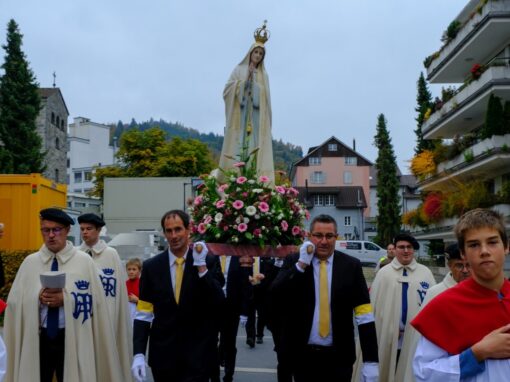 Prozession (8 von 33)-web-min Rosenkranzprozessionsteilnehmer ziehen durch die Straßen von Einsiedeln