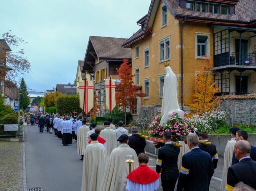Prozession (9 von 33)-web-min Rosenkranzprozessionsteilnehmer ziehen durch die Straßen von Einsiedeln