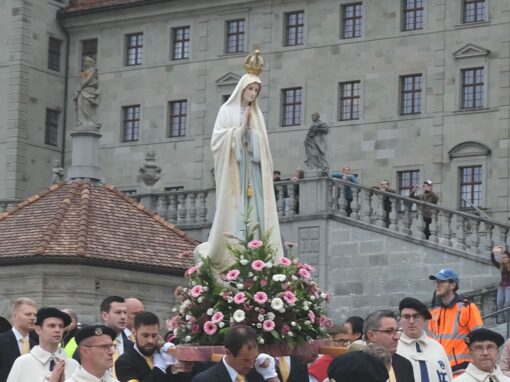 statue-kloster-ausschnitt-min Muttergottes-Statue wird von Prozessionsteilnehmern getragen