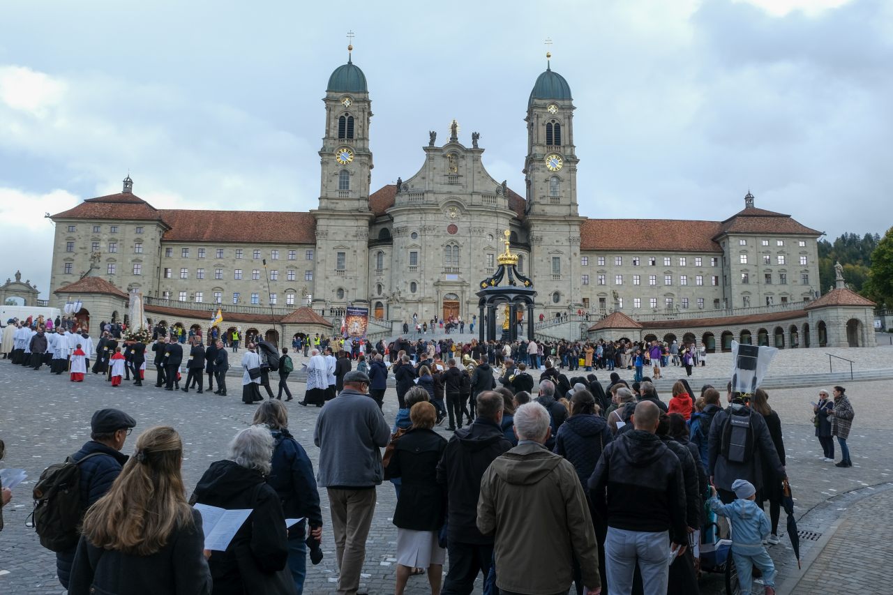 Einsiedeln_2026 (41 von 47)-1280 Prozessionsteilnehmer vor dem Kloster Einsiedeln